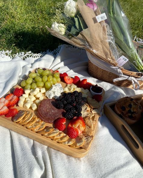 Picnic Aesthetic Playa, Pinic Romantico Aesthetic, Charcuterie Board Aesthetic, Romantic Picnic Food, Picnic Pictures, Curricular Activities, Fall Picnic, Picnic Aesthetic, Valentine's Ideas