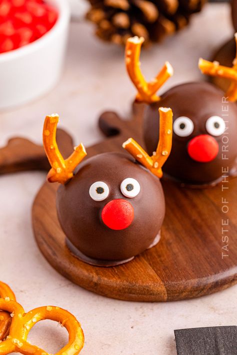 Reindeer Oreo Balls are a cute no-bake holiday treat that can be enjoyed by kids and adults alike. Fun for parties, potlucks, and more. Reindeer Balls Recipe, Oreo Ball Snowmen, Vanilla Oreo Balls, Oreo Ball, Reindeer Snacks, Christmas Truffles, Chocolate Melting Wafers, Best Chocolate Desserts, Oreo Balls