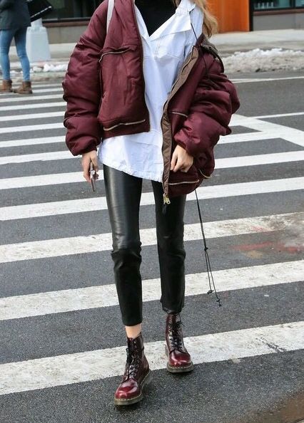 Red Dr. Martens, leather leggings Red Dr Martens Outfit, Beautiful Dresses Elegant, Red Dr Martens, Martens Outfit, Dr Martens Outfit, Winter Mode Outfits, Outfit Minimalist, Doc Martens Outfit, Combination Fashion