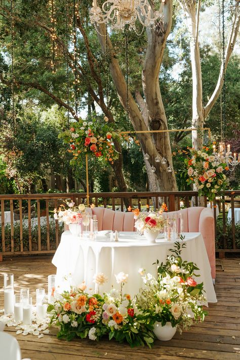 Spring Sweetheart Table Wedding, Sweetheart Table Wedding Layout, Minimalistic Sweetheart Table, Sweetheart Table Flowers And Candles, Garden Party Sweetheart Table, Romantic Sweetheart Table Wedding, Garden Wedding Sweetheart Table, Wedding Reception Sweetheart Table, Sweetheart Table Wildflowers