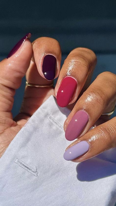 13 Gradient Nail Ideas For Fall (and Your Easiest Mani Ever) Red Nails Multicolor, 5 Colors Nails, Two Different Hands Nails, Multi Nail Color Ideas, Dip Nails Aesthetic, Nail Color Ideas Multicolor, Fall Nail Gradient, Autumn Rainbow Nails, Nails With Different Colors On Each Nail