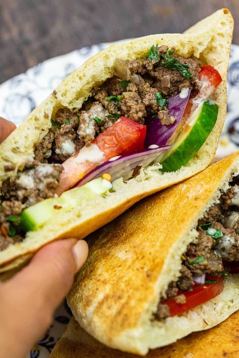 Ground Beef Pita, Beef Pita, Pita Pocket Recipes, Pita Sandwich, Braised Chicken Breast, Pita Wrap, Pita Bread Recipe, Pita Recipes, Pita Sandwiches