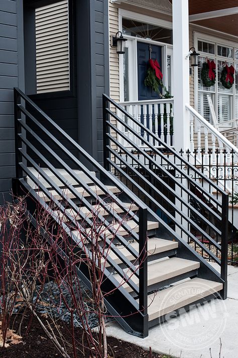 Front Porch Stairs, Exterior Stair Railing, Exterior Handrail, Iron Stairs, Modern Front Porches, درج السلم, Outside Stairs, Metal Stair Railing, Outdoor Handrail