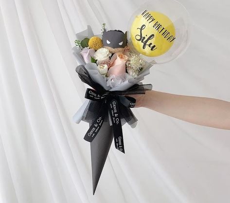 Graduation Flower Bouquet, Man Bouquet, Graduation Flowers, Diy Bouquet Wrap, Fancy Flowers, Unique Flower Arrangements, Flower Bouquet Diy, Balloon Arrangements, Diy Gifts For Him