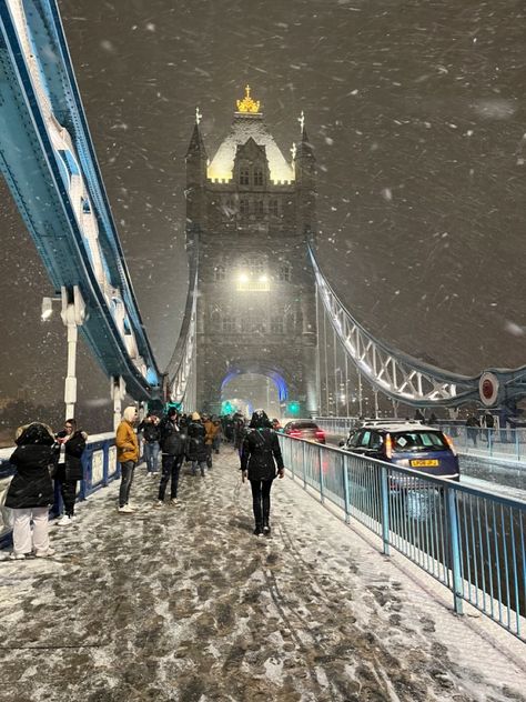 winter in london Snow In London Aesthetic, Snow London Aesthetic, London In Winter Pictures, London Snow Aesthetic, London During Winter, London On Christmas, Uk In Winter, London Life Aesthetic Winter, Xmas In London