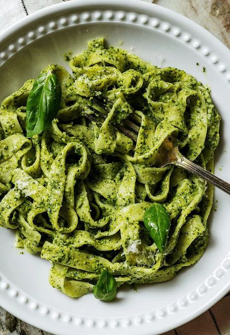 Creamy Spinach Pasta, Middle Eastern Lentil Soup, Spinach Pasta Sauce, Green Pasta Sauce, Spinach Pesto Pasta, Spinach Pasta Recipes, Fettuccine Recipes, Spinach Sauce, Pasta Al Pesto