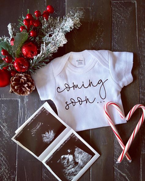 Baby Reveal Ideas Christmas, Christmas Photoshoot Ideas Pregnant, Baby Announcement Photoshoot Christmas, Pregnant Surprise Ideas, Telling In Laws Your Pregnant, Christmas Time Pregnancy Announcement, Cute Christmas Baby Announcements, Pregnancy Announcement Photoshoot Christmas, Pregnancy Announcement Christmas Photos