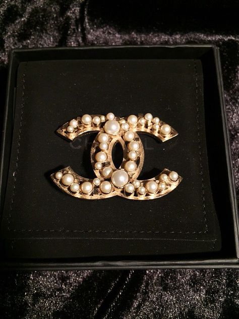 Chanel 'CC' Logo Brooch by KDeBijoux on Etsy Brooch Corsage, Chanel Brooch, Chanel Pearls, Designer Accessories Fashion, Chanel Logo, Chanel Earrings, Chanel Jewelry, Luxury Products, Gold Brooches