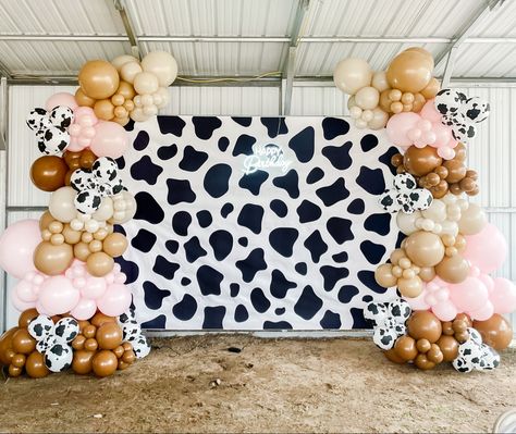 Cowgirl theme balloon arch with cow backdrop and happy birthday neon sign. Cow Print Photo Backdrop, Cow Theme Balloon Arch, Cowgirl Backdrop Ideas, Cow Print 21st Birthday, Highland Cow Balloon Arch, Cow Themed Birthday Party Decoration, Cow Print Birthday Party Ideas, Cow Balloon Arch, Cowgirl Balloon Arch