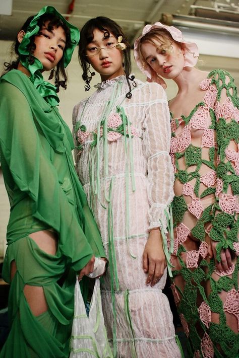 Yuhan Wang, Asian Designers, Textiles Fashion, Green And Pink, Fashion Editorial, Costume Design, Colorful Fashion, Look Fashion, Editorial Fashion