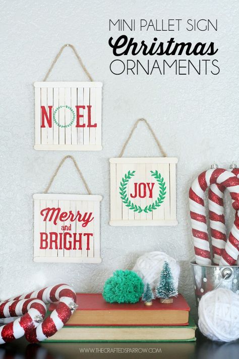 Mini Pallet Sign Ornaments - thecraftedsparrow.com Christmas Pallet Signs, Vintage Inspired Christmas Tree, Popsicle Stick Ornaments, Diy Popsicle, Vintage Inspired Christmas, Rustic Crafts, Diy Christmas Decorations, Popsicle Stick Crafts, Popsicle Stick