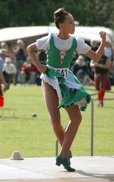 Green Jumper #jig Irish Dance Photography Poses, Irish Jig Dance, Scottish Country Dancing, Irish Jig, Scottish Highland Dance, Irish Step Dancing, Trip The Light Fantastic, Highland Dance, Irish Dancers