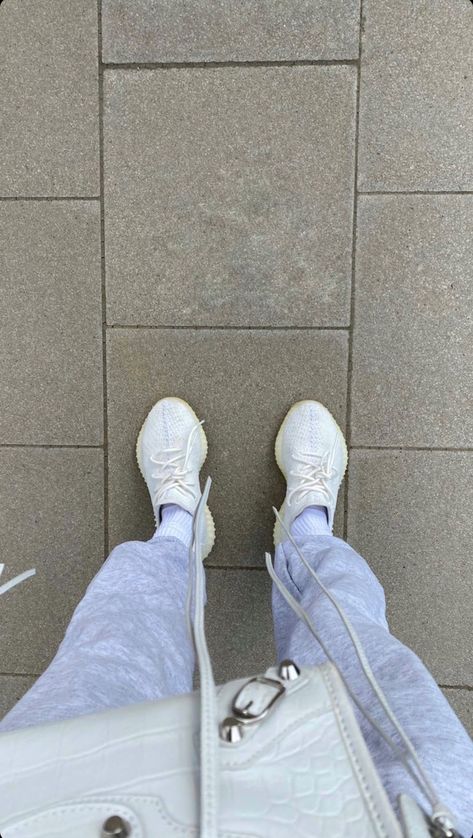 White Yeezys On Women Outfit, Yeezy Outfit Women, Cream Outfit, Yeezy Outfit, Fake Profile, Rick Y Morty, Store Interiors, Outfits Black, Yeezy 350