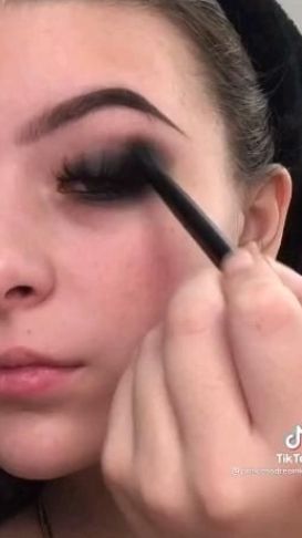 Alt Makeup Without Eyeliner, Grunge Makeup Videos, Egirl Goth Make Up, Alt Grunge Makeup Looks, Effy Stonem Makeup Tutorial, Egirl Makeup Goth Tutorial, Tiktok Emo Makeup, Grunge Eyeshadow Tutorial, Undereye Makeup Looks