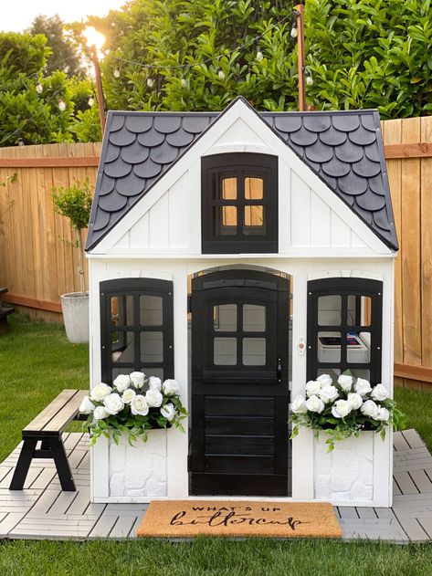 playhouse inspiration Painted Playhouse, Playhouse Makeover, Outdoor Playhouse, Backyard Kids Play Area, Diy Playhouse, Backyard Playhouse, Playhouse Outdoor, Wooden Playhouse, Backyard Playground