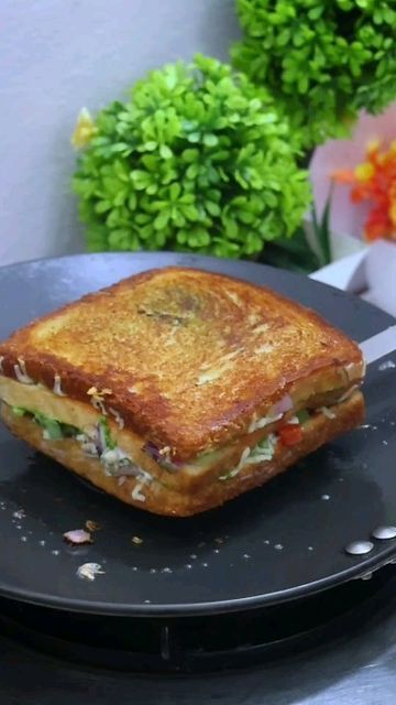 Bread Sandwich Recipe Indian, Bread Recipes Indian, Indian Cooking Videos, Sandwich Recipes Indian, Vegetarian Sandwich Recipes, Spicy Snacks Recipes, Breakfast Recipes Indian, Recipes Snacks, Vegetarian Fast Food