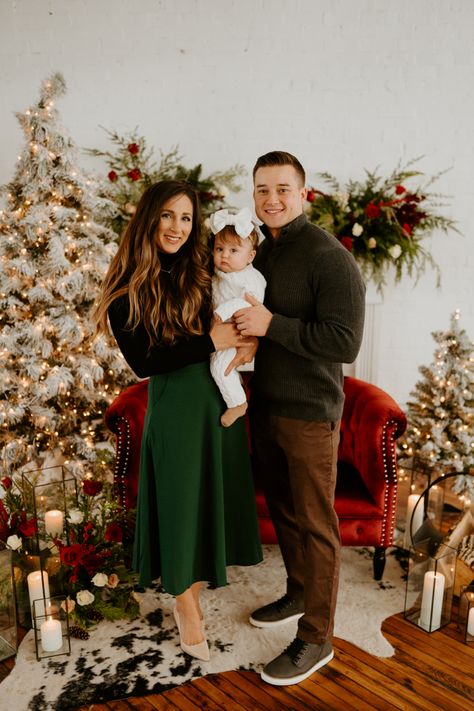 Family Christmas Tree Photoshoot, Christmas Pictures Family Outfits Indoor, Holiday Photo Outfits Women, Elegant Family Christmas Photoshoot, Red Christmas Pictures Family, Family Christmas Pictures Formal, Classy Christmas Photoshoot Family, Christmas Holiday Family Photos, Family Pictures Fireplace