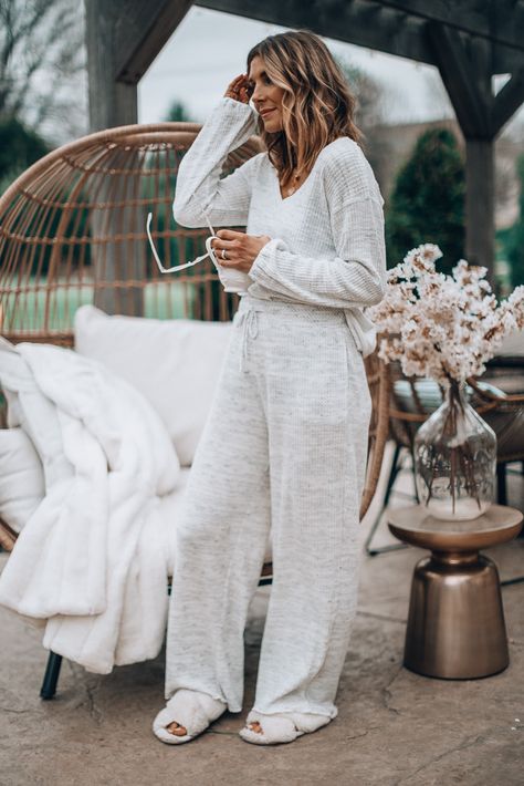 Stay At Home Looks Cozy At Home Outfits Winter, Stay At Home Looks, Clothes Home Style, Stay At Home Clothes, Dress To Wear At Home, Lounging Around The House Outfit, Cozy Stay At Home Outfits, Cozy Outfit Ideas For Home, At Home Style Clothes