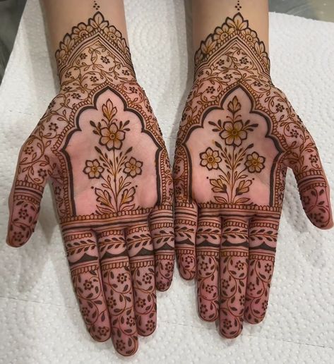 2025 Mehendi Design, Mughal Henna Designs, Bride Mehendi Design Wedding Mehndi, Minimalist Mehndi Designs, Minimalistic Mehendi, Minimal Mehandi, Backyard Nikkah, Unique Bridal Mehndi Designs, Stylish Henna Designs