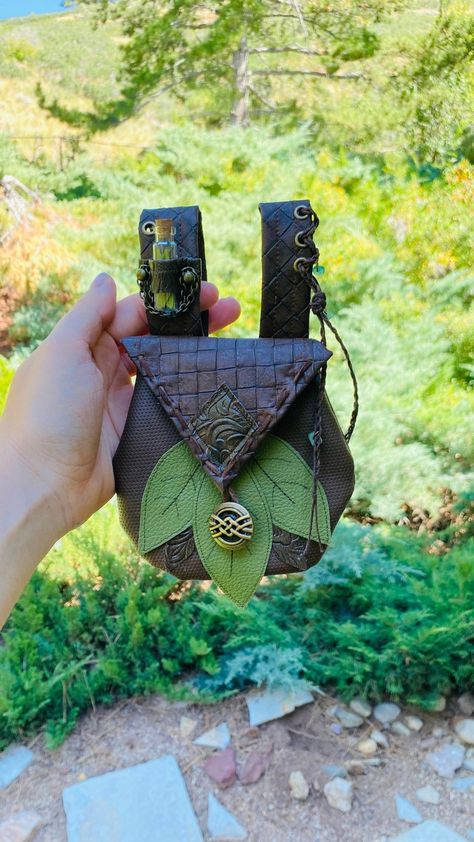 Ren Faire Purse, Medieval Potion, Ren Faire Diy, Fairy Hunter, Pixie Cosplay, Larp Diy, Faire Outfit, Cottagecore Crafts, Hobbit Costume