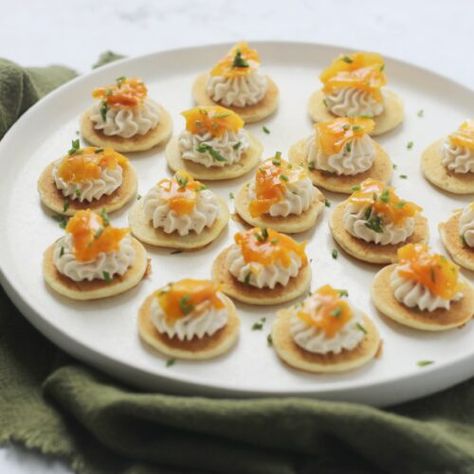 Cream Cheese Canapes, Cheese Appetizers Finger Foods, Blinis Toppings, Salmon Blini, Appetizer For Christmas, Salmon Blinis, Smoked Salmon Blinis, Smoked Salmon And Cream Cheese, Smoked Salmon Canapes