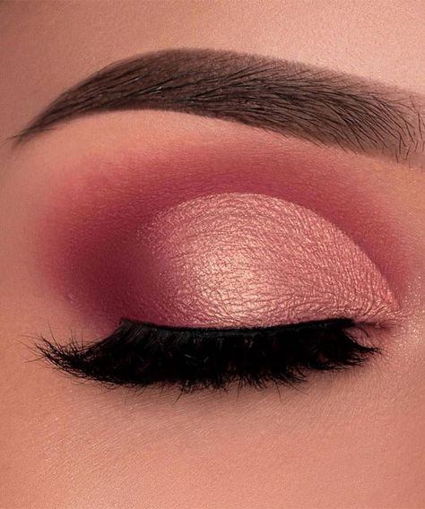 61. Beautiful pink soft glam Add a sparkly to your look with eye makeup like this! Here we have soft pink eyelids and long... Shimmery Makeup, Eye Makeup Images, Pink Eyeshadow Look, Pretty Eye Makeup, Gold Eye Makeup, Prom Eye Makeup, Wedding Makeup Tips, Pink Eye Makeup, Eye Makeup Pictures