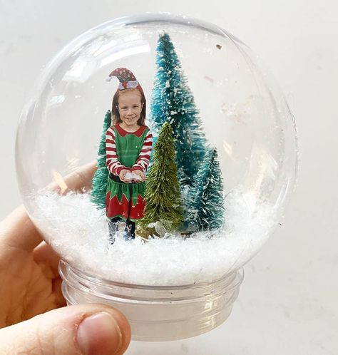 Handmade Snow Globes, Homemade Christmas Snow Globes, Xmas Gift From Kids, Christmas Snowglobe Craft, Snow Globe Crafts For Toddlers, Christmas Craft Gift Ideas For Kids, Diy Snowglobe Ideas, Homemade Snowglobes, Snowglobe Ornament