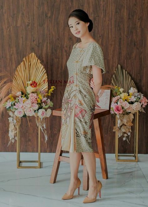 Batik Cheongsam Modern, Batik Dress Modern Gowns, Batik Dress Elegant Modern, Dress Batik Modern Fashion Style, Batik Modern Fashion Style, Lao Clothing, Model Blouse Batik, Dres Batik, Dress Batik Modern