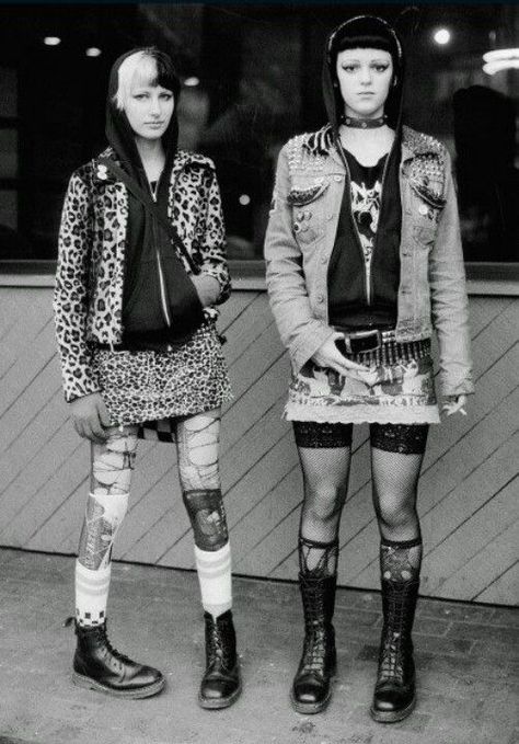 Riot grrls 80s Punk Fashion, Punks 70s, Punk Rock Girls, Punk Girls, Glam Punk, 70s Punk, Rude Girl, 80s Punk, Punk Culture