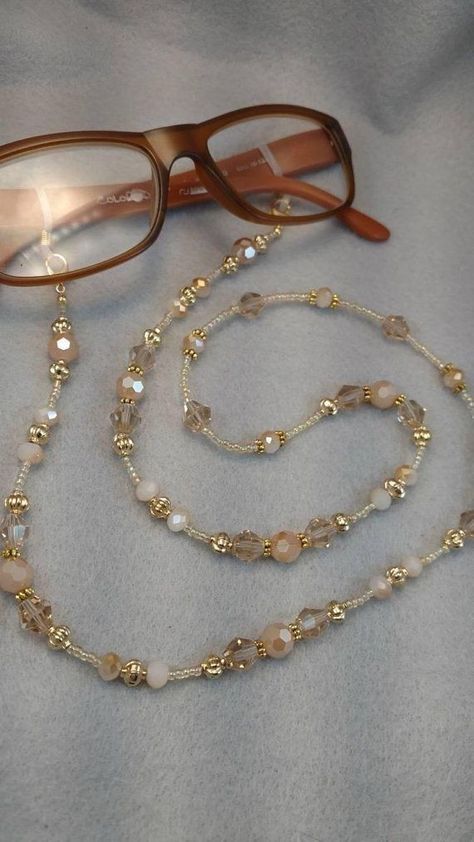 Eyeglass Jewelry, Eyeglass Chain Holders, Beaded Sunglasses, Gold Eyeglasses, Eyeglass Necklace, Beaded Necklace Diy, Beads Bracelet Design, Handmade Jewelry Tutorials, Beaded Jewelry Designs