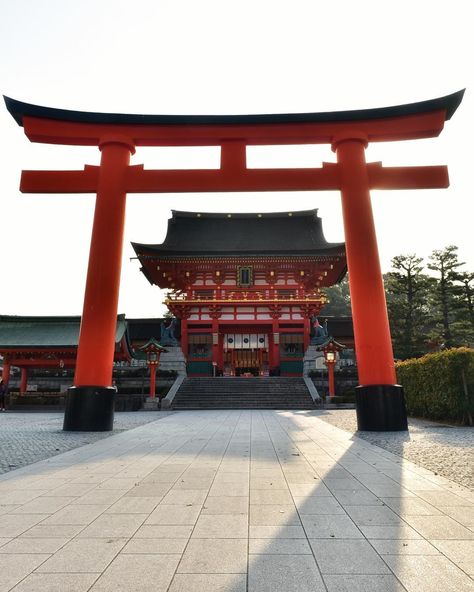 Photo by @japantravelplanet | This photo was taken at 7:30 in the morning at Fushimi Inari Taisha in Kyoto. The shrine is an important Shinto shrine in southern Kyoto that dates back to 794. Fushimi Inari Taisha is famous for its thousands of Torii Gates that are on a path that goes up Mount Inari. It’s best to get there early in the morning. . . . . . #kyoto #AGameOfTones #japanlife #japantrip #japanesestyle #instatraveling #instatrip #insta_japan #photofanatics_nature #japanese_tem.. Japanese Gate, Japanese Buildings, Fushimi Inari Taisha, Japanese Shrine, Fushimi Inari, Feudal Japan, Japan Architecture, Torii Gate, Shinto Shrine