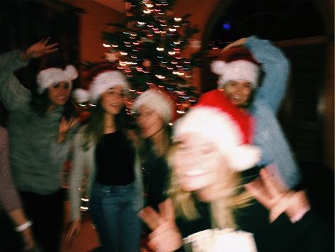 Christmas Party Aethstetic, Group Christmas Photos, Christmas Party Aesthetic, Xmas Sleepover, Christmas Party Pictures, Christmas Goals, Christmas Sleepover, Christmas Friends, Friends Diy