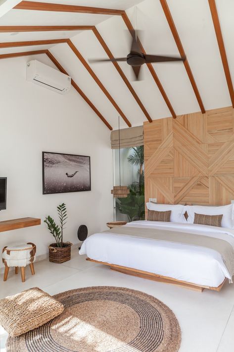 Bali Bedroom Ideas, Bali Hotel Room, Tropical Modern Bedroom, Bali Style Bedroom, Natural Bedroom Ideas, Modern Tropical Bedroom, Modern Beach House Interior, Bali Home Decor, Bali Bedroom