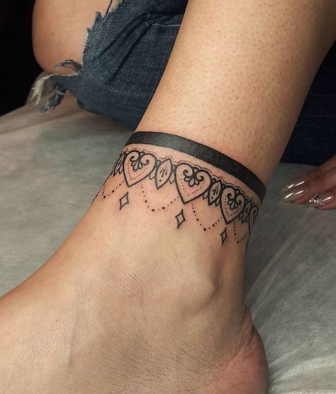 Pakistani Decor, Henna Eid, Wrist Band Tattoo, Henne Tattoo, Ankle Bracelet Tattoo, Ankle Tattoo Designs, Bracelet Tattoo, Ankle Tattoos For Women, Eid Henna