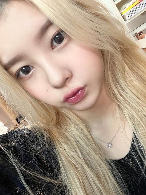 Dayeon Kep1er, Pre Debut, Yu Jin, K Idols, Kpop Girls, Girl Group, A Woman, Nose Ring, Blonde