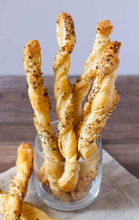 Puff Pastry Sticks, Breadsticks Easy, Flan Au Caramel, Holiday Soups, Puff Pastry Twists, Pizza Roll, Bread Sticks Recipe, Bread Sticks, Pizza Recipes Easy