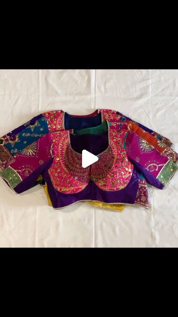 Vintage Dupatta Chaniya Choli, Vintage Chaniya Choli, Choli Blouse Design Models, Chaniya Choli Blouse Design, Vintage Saree Blouse, Navratri Blouse Designs, Choli Blouse Design, Choli Blouse, Navratri Chaniya Choli