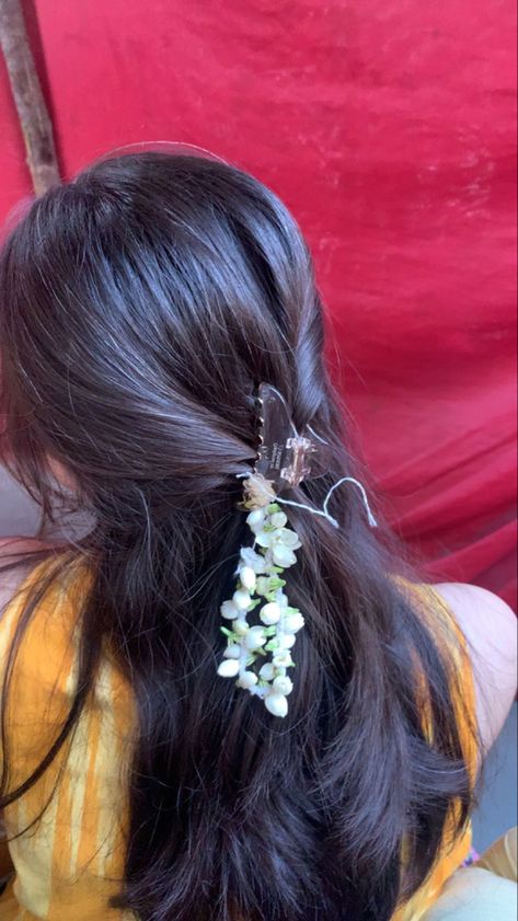 Always a pleasure wearing a gajra Gajra Hairstyle, Girly Vibes, Cartoons Dp, Cute Short Dresses, Diwali Diy, Open Hairstyles, Desi Aesthetic, Dress Idea, Sitting Poses