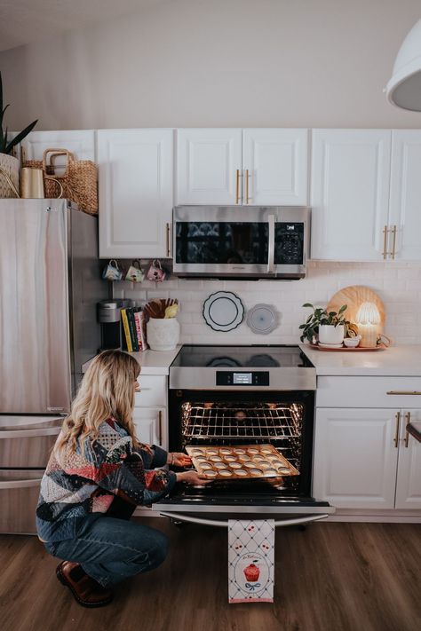 My sister Mandi was in the market for a new oven. We found an impressive one! When Mandi and her husband Mitch first moved into her home, we had given her a kitchen seating area makeover. As we were changing out the oven I noticed this side of her kitchen was a little bare… see how easy it is to add some charm to your counters without overcrowding. And see how we made our favorite cupcakes with a (new to us) oven feature! Kitchen Seating Area, Nesting With Grace, New Oven, Frigidaire Gallery, Kitchen Seating, Induction Stove, Induction Heating, Mini Kitchen, Baking Set