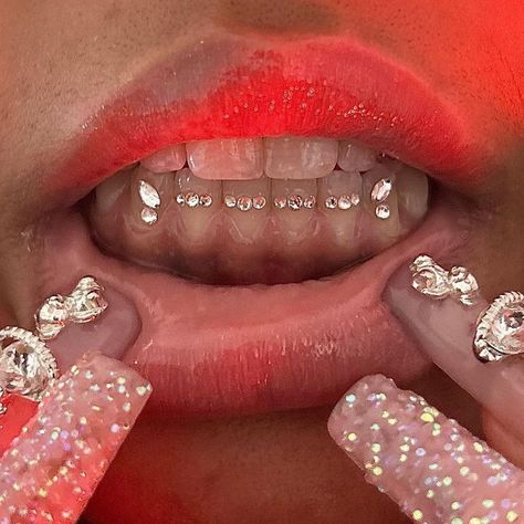 Gems On Teeth Ideas, Rhinestone Teeth Gems, Simple Tooth Gem Design, Bottom Tooth Gems Ideas, Cute Tooth Gems Ideas, Bottom Teeth Gems, Tooth Gem Inspiration, Tooth Gems Black Women, Bottom Tooth Gem