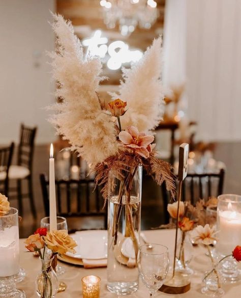 boho feather centerpieces wedding day on table at reception neutral florals Floral Boho Decor, Farmhouse Wedding Centerpieces, Glam Boho Wedding, Summer Ranch Wedding, Boho Glam Decor, Bohemian Wedding Centerpieces, Fall Tables, Wedding Welcome Table, Boho Glam Wedding