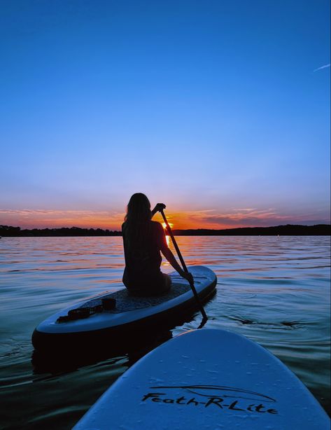 paddle boarding on a lake in the middle of summer during sunset Paddle Boarding Outfit, Paddle Boarding Pictures, Boat Pics, Paddle Surfing, Lake Pictures With Friends, Vision Board Pictures, Pictures With Friends, The Best Outfits, Outfits To Wear