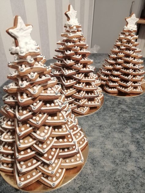 Ginger Bread Tree Ideas, Stacked Cookie Christmas Tree, Ginger Cookies Christmas, Gingerbread Christmas Tree, Xmas Treats, Christmas Cake Designs, Xmas Cake, Christmas Tree Cookies, Christmas Gingerbread House