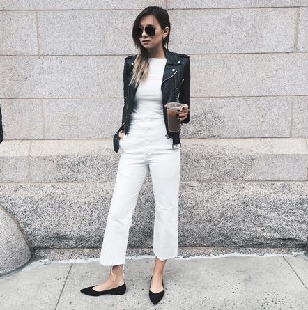 wide leg cropped jeans trend Frayed Bottom Jeans, Cali Summer, Blazer En Cuir, Le Catch, Ripped Jeggings, Looks Jeans, Cream Jeans, White Jeans Outfit, Jeans Outfit Women