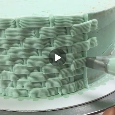 🧐How to do a basket weave piping with buttercream👍🏼💕 __ 🎥: @lillyluvscakes 🤗 Follow @merri.bakes for more cake decorati... | Instagram Basket Weave Cakes, Basket Weave Cake Design, Basket Cake Tutorial, Basket Weave Cake, Cake Basket, Two Tier Cake, Cake Decorating For Beginners, Patterned Cake, Flower Cakes