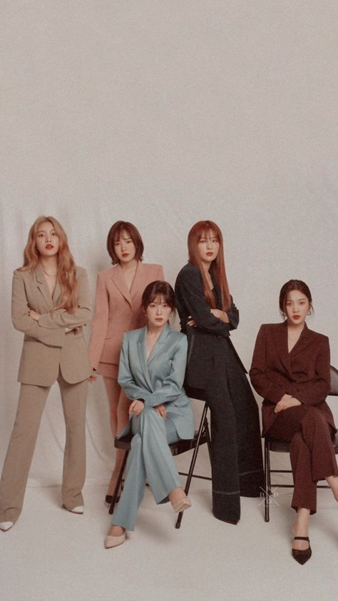 Group Standing Pose, Red Velvet Wallpaper, Yearbook Photoshoot, Group Photo Poses, Group Picture Poses, Friendship Photoshoot, Group Poses, Velvet Wallpaper, Season Greetings