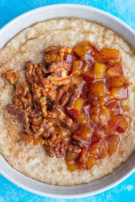 Start the day with this warming bowl of apple pie porridge. Use almond milk for a vegan spin on this healthy breakfast and add the cooked chopped apple and some crunchy roasted walnuts which have been drizzled with honey before being toasted in the oven. Yum! #applepie #appliepieporridge #porridgerecipes #healthybreakfast Crockpot Apple Pie, Christmas Porridge, Apple Porridge, Budget Breakfast, Healthy Budget Meals, Brunch Recipe Ideas, Breakfast On A Budget, Healthy Meals On A Budget, Healthy Apple Pie