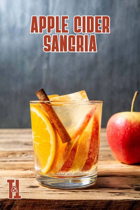 Apple Cider Sangria Recipe With Moscato, Easy Christmas Drink Recipes, Spiked Drinks, Easy Christmas Drinks, Apple Cider Sangria Recipe, Fall Sangria Recipes, Xmas Cocktails, Christmas Drinks Recipes, Cider Sangria