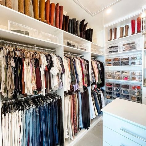 Fancy Desks, Closet Set Up, Small Closet Aesthetic, Belt Organization Ideas, Designer Closets, Condo Closet, Nursery Closet Shelves, American Closet, Small Closet Shelving