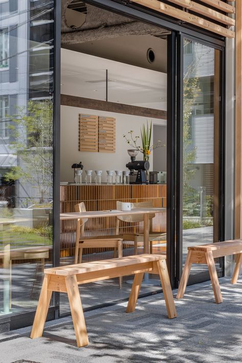 Coffeeshop Ideas, Japanese Coffee Shop, Keiji Ashizawa, Shibuya Japan, Cafe Pictures, Blue Bottle Coffee, Tiled Coffee Table, Coffee Shop Interior Design, Counter Seating